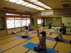 令和7年度　体に優しい　カラダらくらくヨガ講座の画像